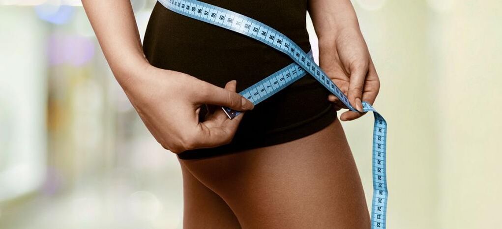 한 여성이 효과적인 체중 감량 결과를 기록하고 있습니다. 