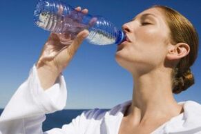 게으른 다이어트에 물 마시기