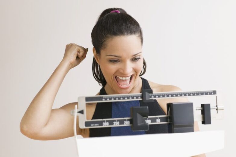 매기 다이어트로 체중 감량에 만족하는 여성